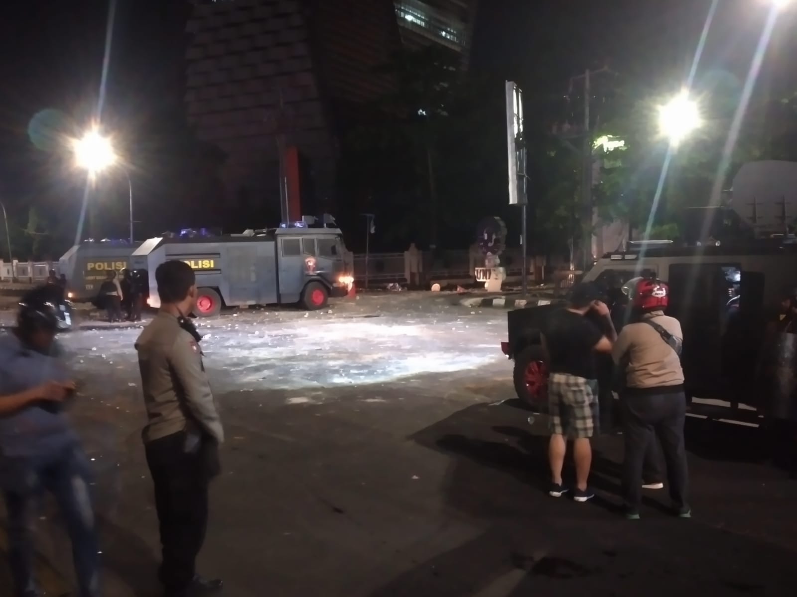 Demo BBM di Makassar Ricuh, Massa Diserang OTK dengan Dilempari Batu dan Ditembaki Busur 